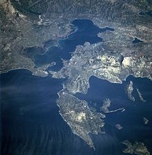 Vue du ciel du golfe, où l'on distingue à peine le détroit particulièrement étroit.