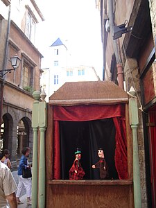 Guignol et Gnafron à Lyon, dans un castelet.