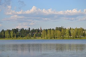 Kirkkojärv (0,72 km², 144 m ü.m.t.) lidnan keskuzpalas (2014)