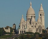 L'église Saint-Pierre à gauche du Sacré-Cœur.