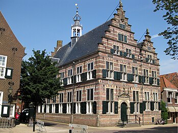 Het stadhuis van Naarden op Marktstraat 22 dat gebruikt werd als stadhuis in de serie