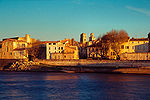 Die ou stadskern van Arles, soos gesien vanuit die Rhône