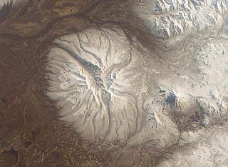 <span class="mw-page-title-main">Bolshaya Ipelka</span> Massive shield volcano in southern Kamchatka