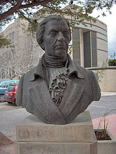 Bust de Francesc Xavier Balmis a la Facultat de Medicina de la UMH en Sant Joan d'Alacant