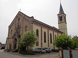 Vue de la Place de l'église, la nef côté sud et le clocher