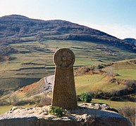 Monument commémoratif avec vue sur la vallée.