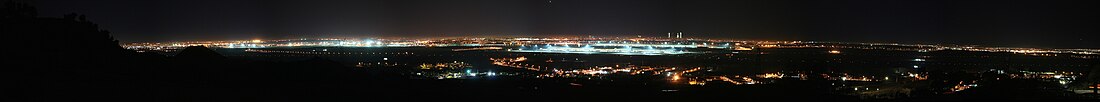 Nokta panoramo de Madrido ekde Paracuellos de Jarama, kaj la flughaveno Madrid-Barajas centre.