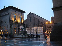 Palazzo del Podestà à gauche, Basilique San Petronio au fond, Fontaine de Neptune au premier plan, Piazza Maggiore en arrière-plan