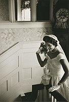 Jacqueline Kennedy terwijl ze haar bruidsboeket werpt (september 1953)