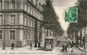 L'École supérieure, avenue Philippoteaux, et un tramway de la ligne 4.