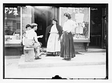 Undated photo (1900s) of Mrs. Perlmutter and others outside store arguing price of meat, Brooklyn, NY Mrs. Perlmutter and others outside store arguing price of meat, Brooklyn, N.Y. LCCN2014681484.jpg