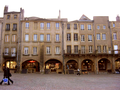 La place Saint-Louis avec sa galerie voûtée et ses arches était le site des changeurs de monnaie et des Lombards.