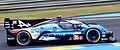 Photo du profil d'une voiture de course bleue et noire sur le circuit du Mans.