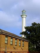 Vista del minareto della moschea dalla A24 London Road