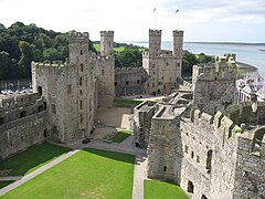 ...e interior do castelo de Caernarfon, incorporando deseños romanos e artúricos;