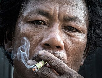 Birmanês fumando um cheroot, um charuto cilíndrico sem filtro com ambas as extremidades cortadas durante a fabricação. Como os charutos não se estreitam, são baratos para enrolar mecanicamente e seu baixo custo os torna populares. A palavra cheroot provavelmente vem do português, charuto. Os cheroots são originários de Tâmil Nadu, na Índia. Cheroot são mais longos do que outro produto sem filtro de origem indiana, o bidi. (definição 5 214 × 4 000)