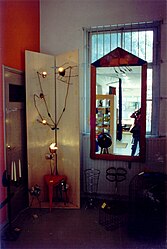 Achterraam naar Schiedamse Vesthof. In spiegel deel van galerie-interieur zichtbaar, 1997