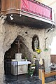 Grotte reconstituée à l'intérieur de l'église.