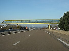 The rest area footbridge, over the A6, in Venoy