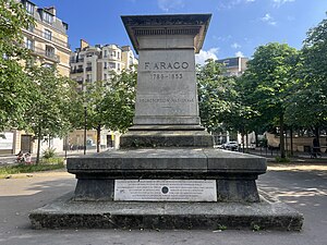 Le socle de la statue fondue d'Arago.