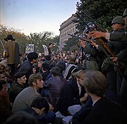 La polizia militare trattiene i manifestanti della guerra del Vietnam durante il sit-in del 21 ottobre 1967, all'ingresso del centro commerciale del Pentagono.