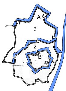 南から本丸（1）と本丸門（B）、それを囲む二之丸（2）、大手門（A）を抜けると三之丸（3）