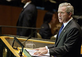 De voormalige Amerikaanse president George W. Bush spreekt op 21 september 2004 de Algemene Vergadering van de Verenigde Naties toe over de crisis in Darfur.