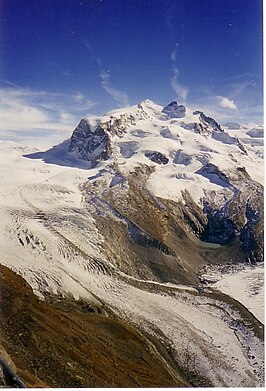 Gornergletsjer (links) met het Monte Rosa massief en onderin de samenvloeiing van de Grenzgletsjer en Gornergletsjer (2006).