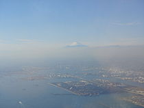 横浜ランドマークタワーと富士山空撮。 （東京湾上空より）