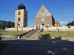 Kostel svatého Zikmunda se samostatně stojící zvonicí