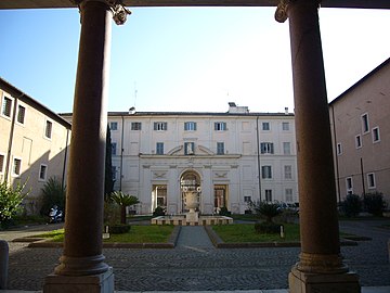 De cortile gezien vanaf de narthex naar het poortgebouw aan de straatzijde.