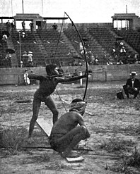 Photographie de deux hommes Noirs tirant à l'arc