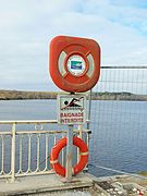 En bordure de lacs, cours d'eau ou canaux.