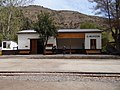 Estación El Melocotón (33° 41′ 37″ S, 70° 20′ 8″ W-33.693611111111-70.3355555555561025[4]) Heute eine Attraktion, Anfang des 20. Jahrhunderts eine wichtige Verkehrsanbindung. Die Fahrtzeit mit der Dampflokomotive ab Puente Alto betrug 45 Minuten für die 13,5 km bis El Canelo am Eingang des Cajón del Maipo, zwei Stunden für 35,8 km bis El Melocotón und dreieinhalb Stunden für 61,9 km bis zur Endhaltestelle in El Volcán.[23]