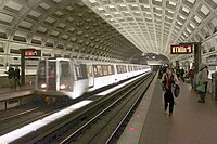 Visuelle Signalisierung der Einfahrt eines Zugs durch Warnleuchten an der Bahnsteigkante (Gallery Place, Washington, D.C.)