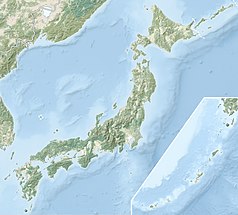 Mapa konturowa Japonii, blisko centrum na dole znajduje się punkt z opisem „Zatoka Tokijska”