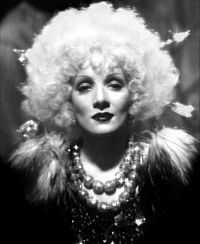 Marlene Dietrich in the film trailer Marlene-dietrich-blonde-venus-1932-09-g.jpg