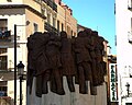 Monumentu a los Abogaos de Atocha (2003), basáu na obra pictórica L'Abrazu, de Juan Genovés (1976), que fuera utilizada como cartelu de la Xunta Democrática en favor de l'amnistía, por cuenta de lo cual l'autor foi deteníu.[86]