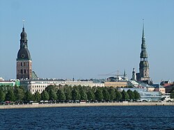 Il lungofiume di Riga con i campanili della cattedrale e della chiesa di San Pietro