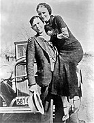 Bonnie Parker i Clyde Barrow, negdje između 1932. i 1934, poziraju ispred automobila Ford V8 iz 1932.