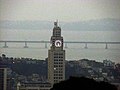 Central do Brasil – Glockenturm, im Hintergrund die Rio-Niterói-Brücke