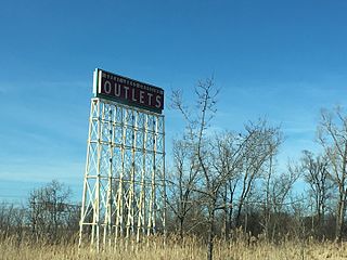 <span class="mw-page-title-main">Great Lakes Crossing Outlets</span> An enclosed shopping mall in the city of Auburn Hills, Michigan, a northern suburb of Detroit