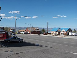 Lee Vining lies at the base of the سیرا نوادا (ایالات متحده)، on the shore of Mono Lake.