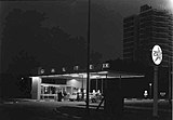 Caltex-tankstation Oranjeplein bij avond, 1958[noot 9]