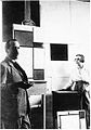 Piet Mondrian mit Nelly van Doesburg in seinem Pariser Atelier, 1924