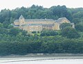 La nouvelle abbaye de Landévennec vue depuis la route du Faou sur la rive droite de l'Aulne maritime