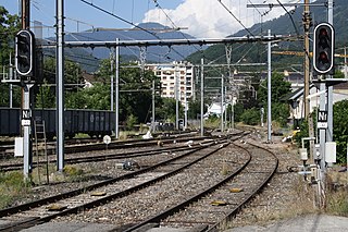 Ostkopf des Bahnhofs Albertville mit Gleichstrom-Oberleitungen, links das Streckengleis nach Ugine