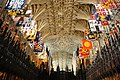 Blick in den Hochchor der St. George’s Chapel mit den Helmkleinodien über dem Sitz des Ritters