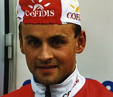 Photographie d'un cycliste portant une casquette retournée avec l'inscription Codifis.