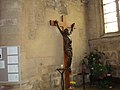 Statue de Jésus en croix; au-dessus restants d'un ancien retable